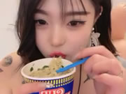 アジア最高の入れ墨の女の子が踊り、麺を食べる